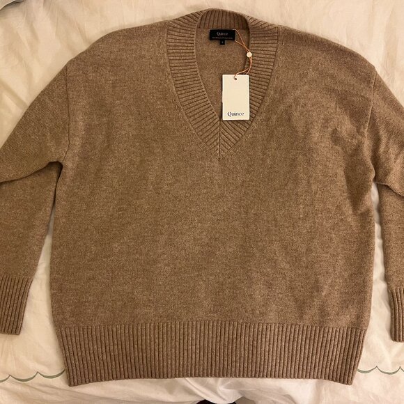 Quince: Mongolian Cashmere Oversized V-Neck Sweater - Picture 2 of 6